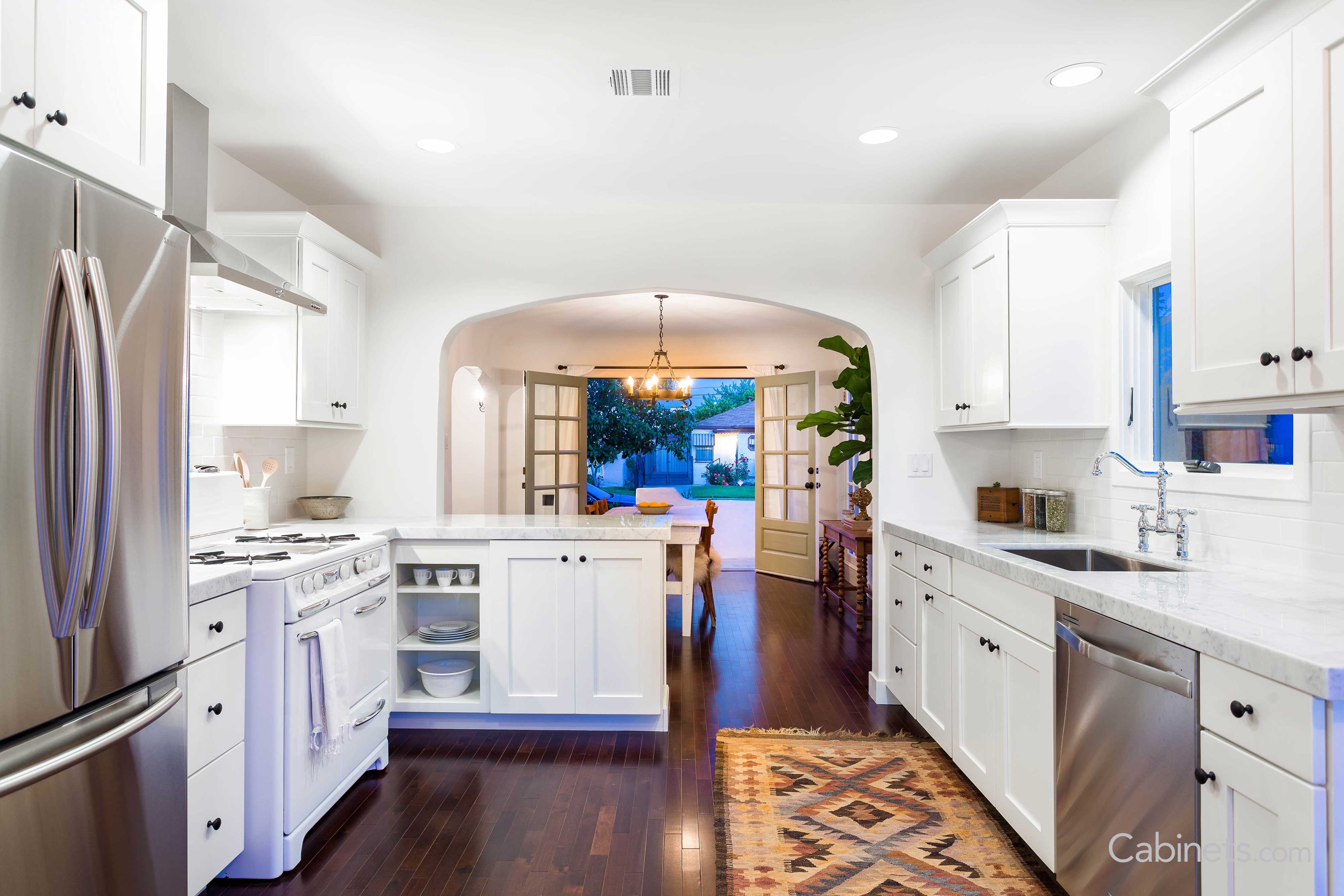 Shaker Maple Alabaster cabinets installed in a customer's home