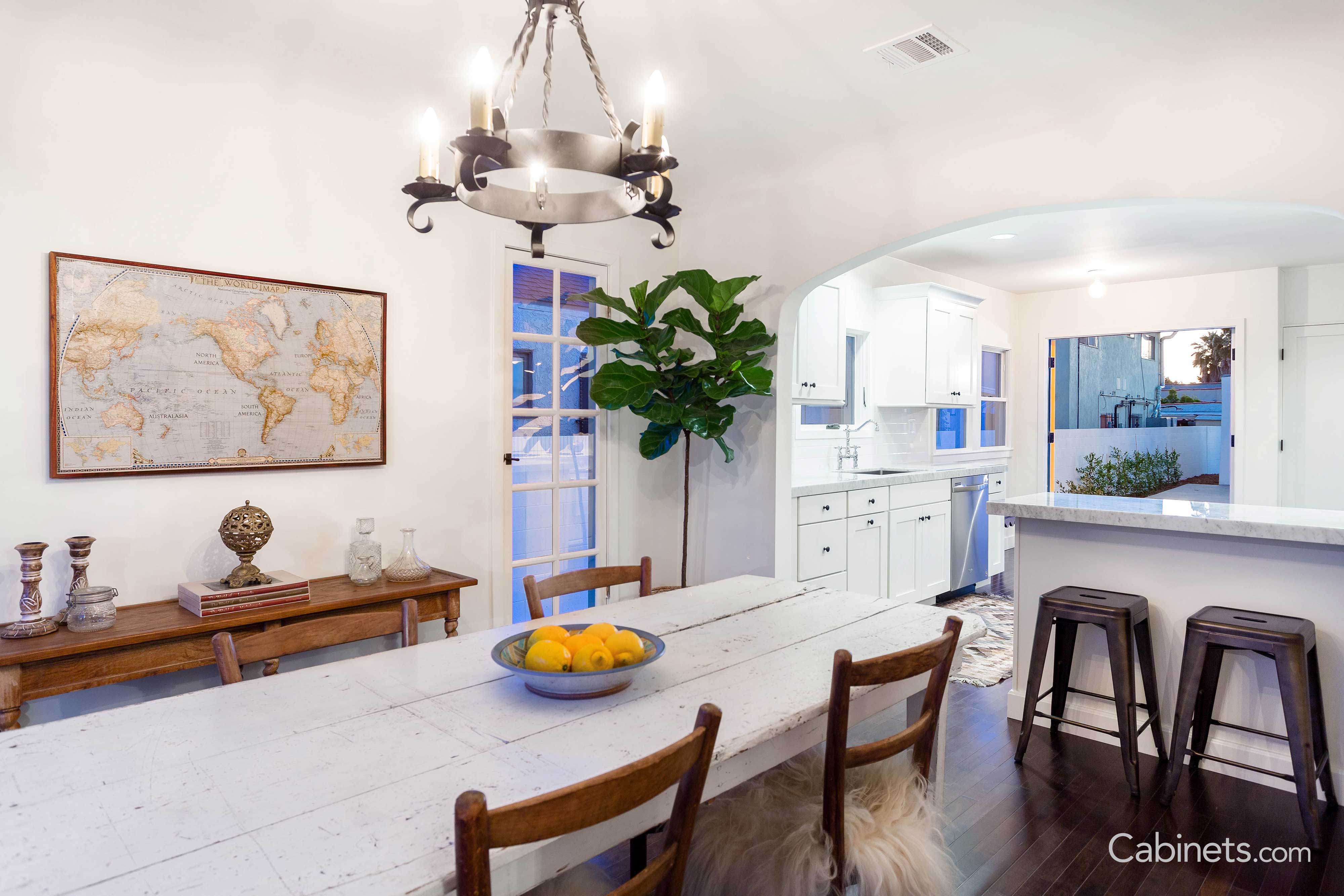 Shaker Maple Alabaster dining area accents with breakfast peninsula