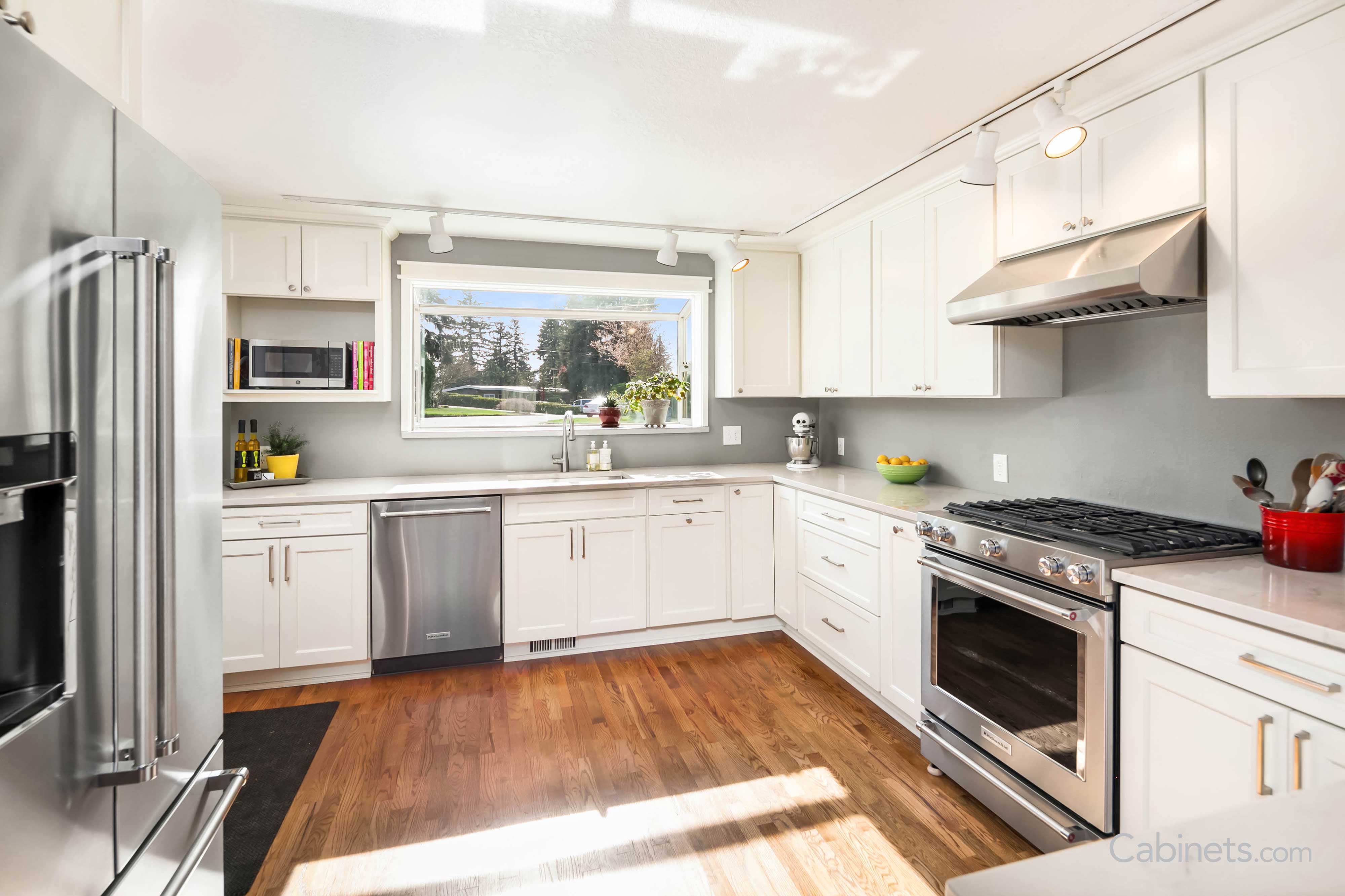 Customer kitchen installed with Sebring Maple Alabaster cabinets