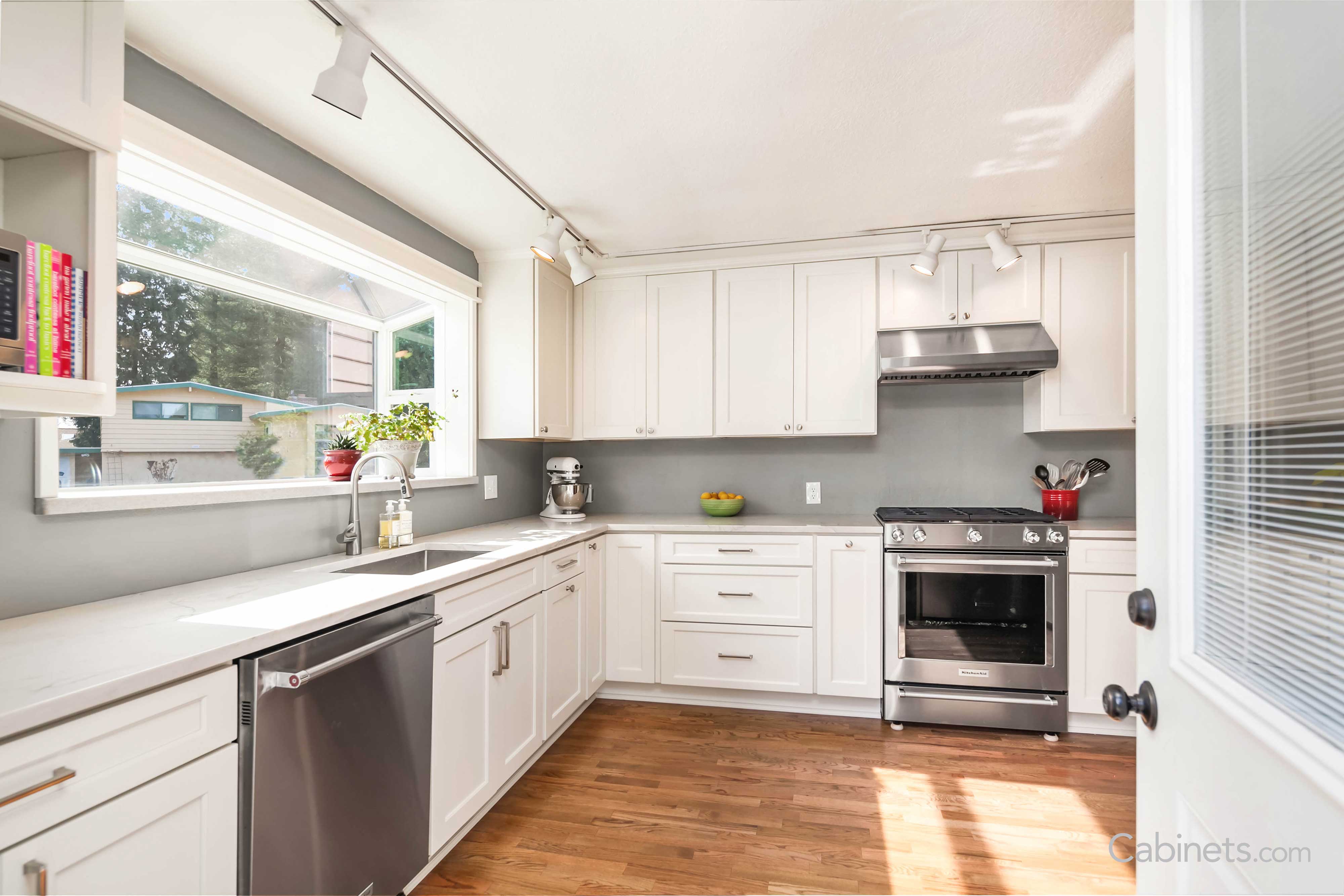 Sebring Maple Alabaster customer kitchen photo