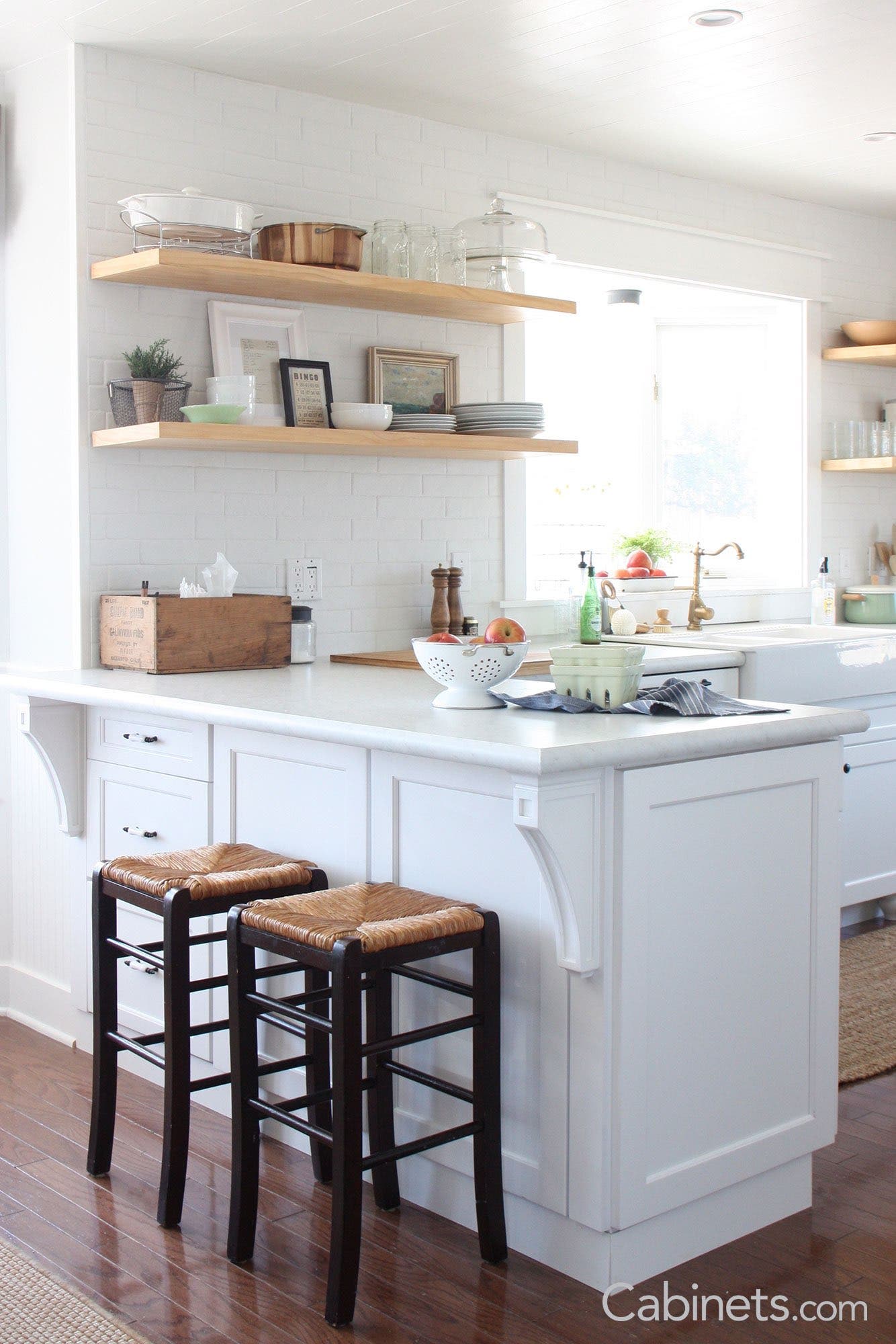 Breakfast bar with Sebring Maple Bright White cabinets