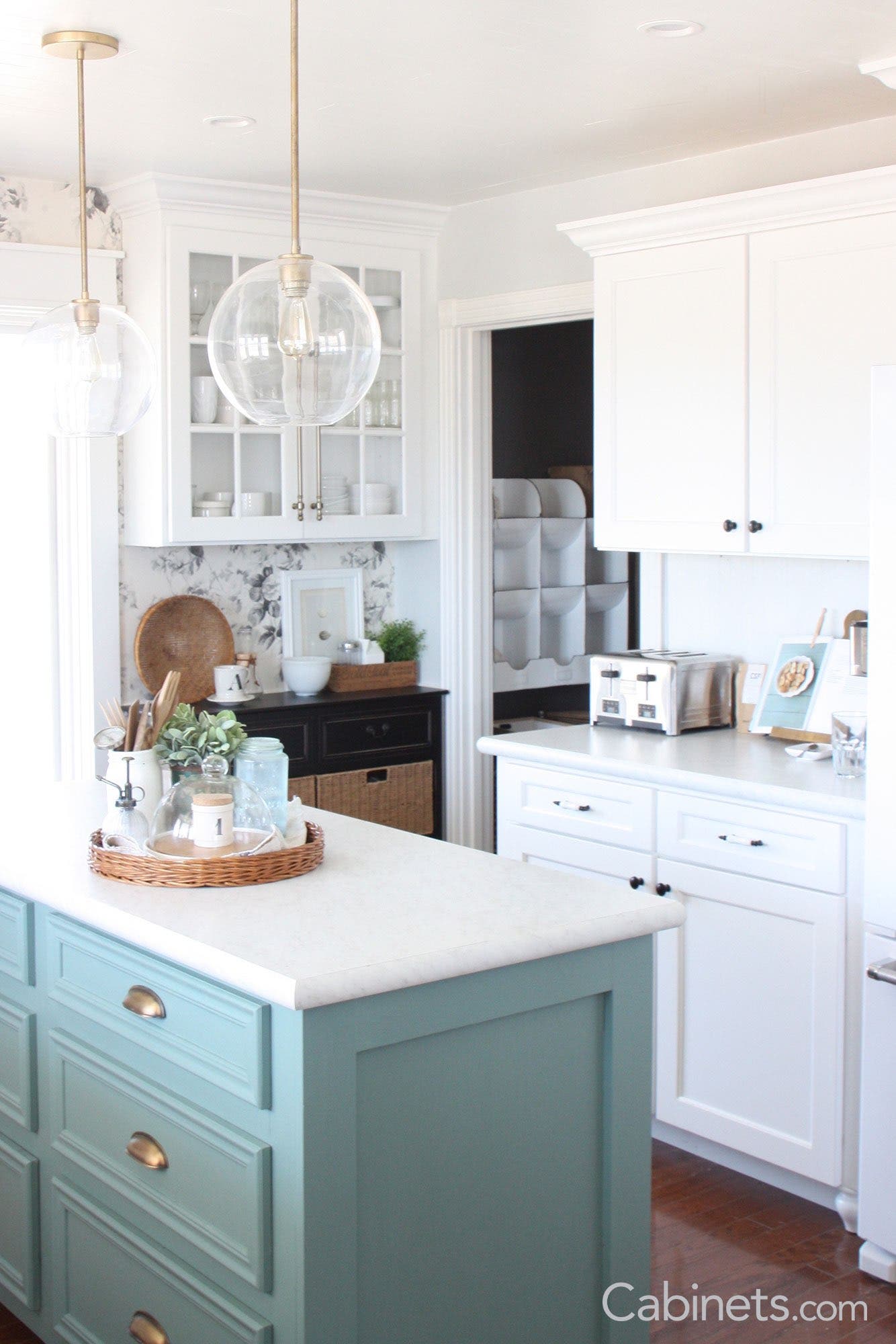 Sebring Maple Bright White kitchen with contrasting island