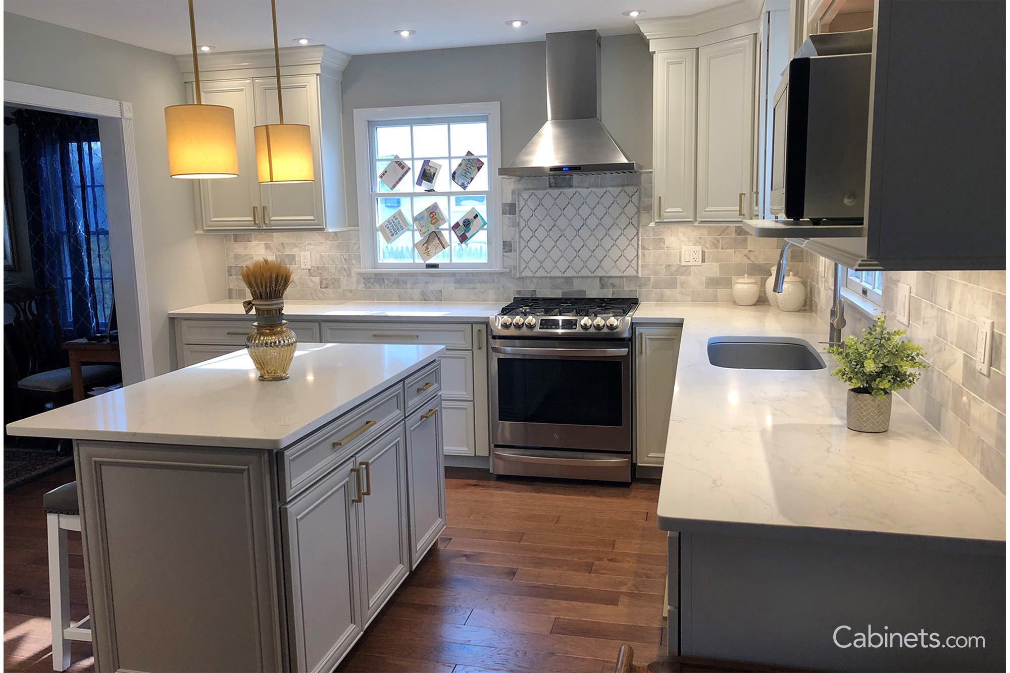 Photo of customer's kitchen in Hawthorne Maple Alabaster