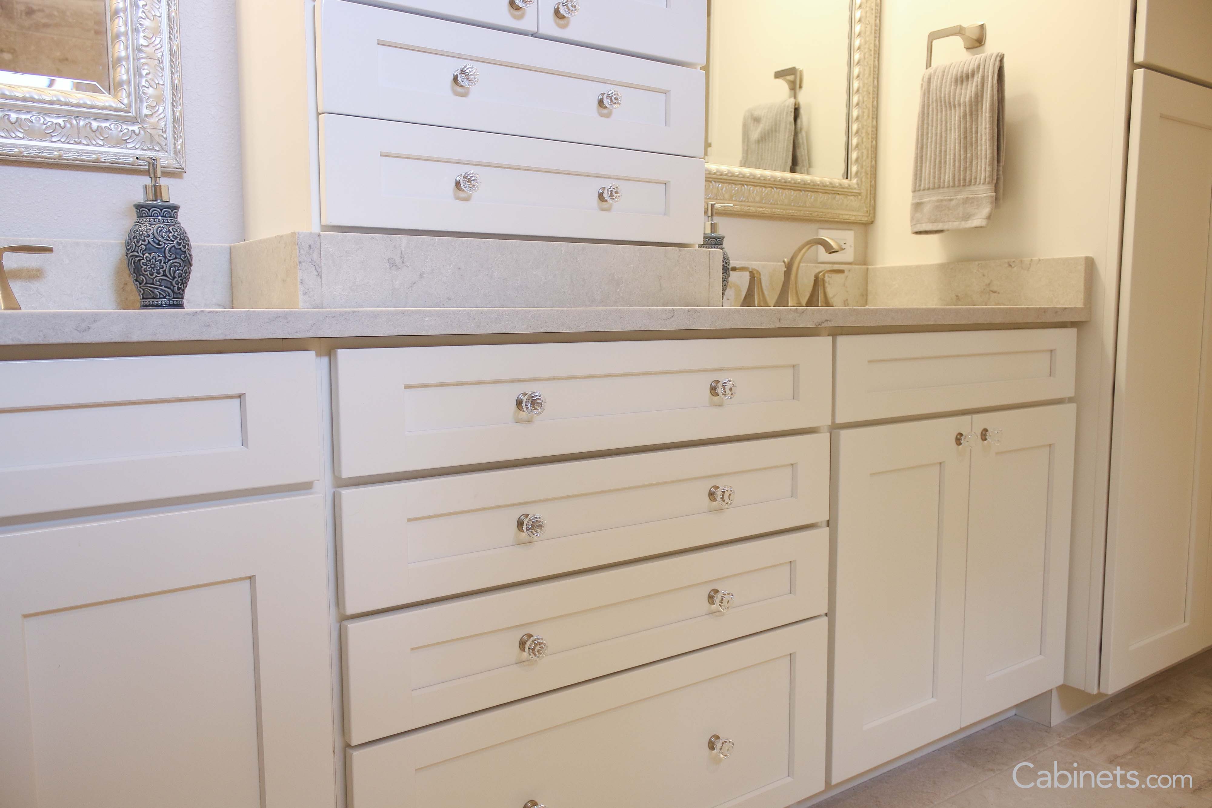 Bathroom vanity in Shaker II Maple Antique White