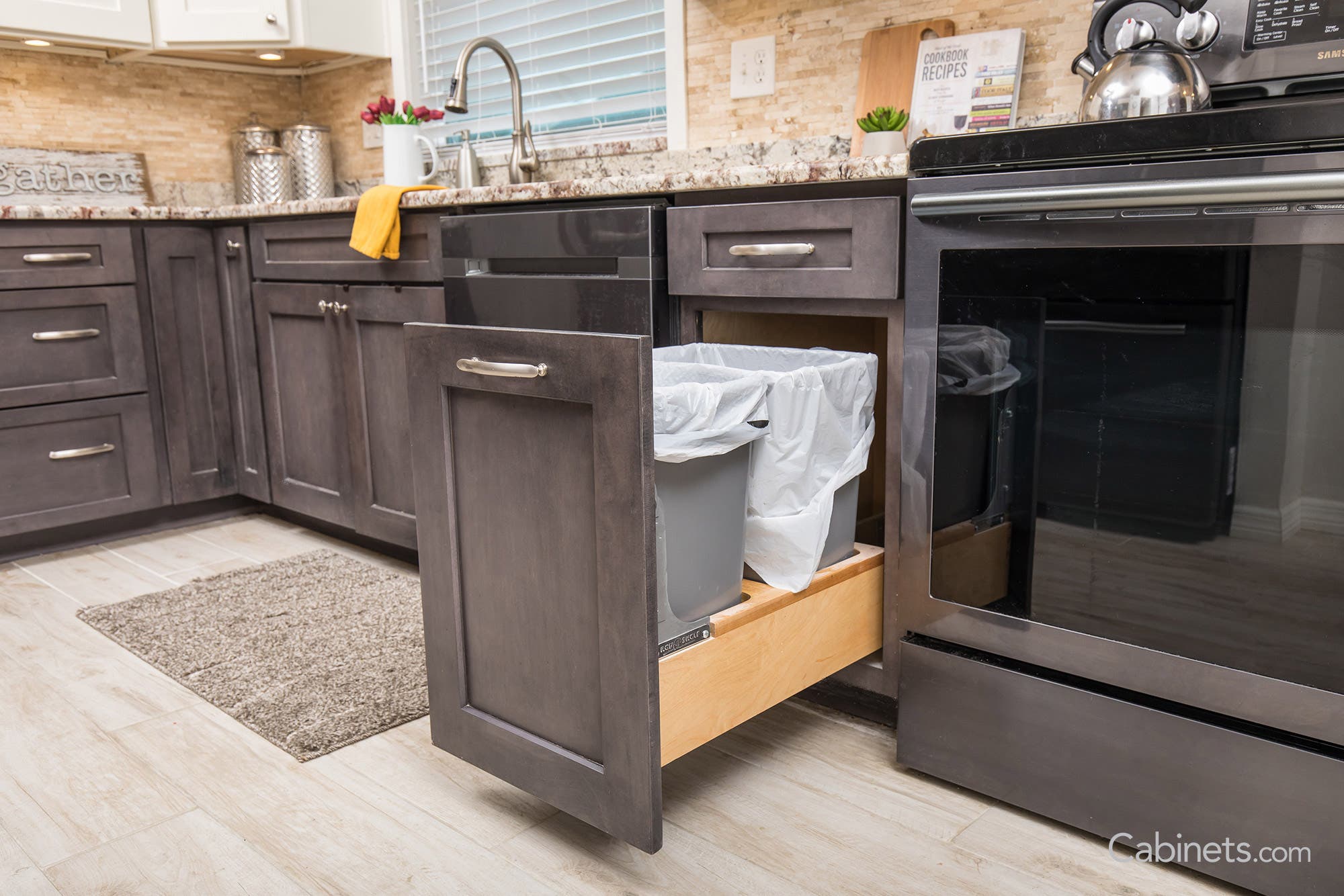 Pull-out waste basket in Shaker II Maple Slate