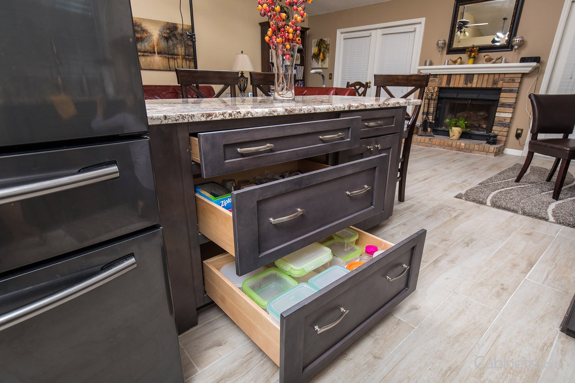 Pull-out drawers in Shaker II Maple Slate