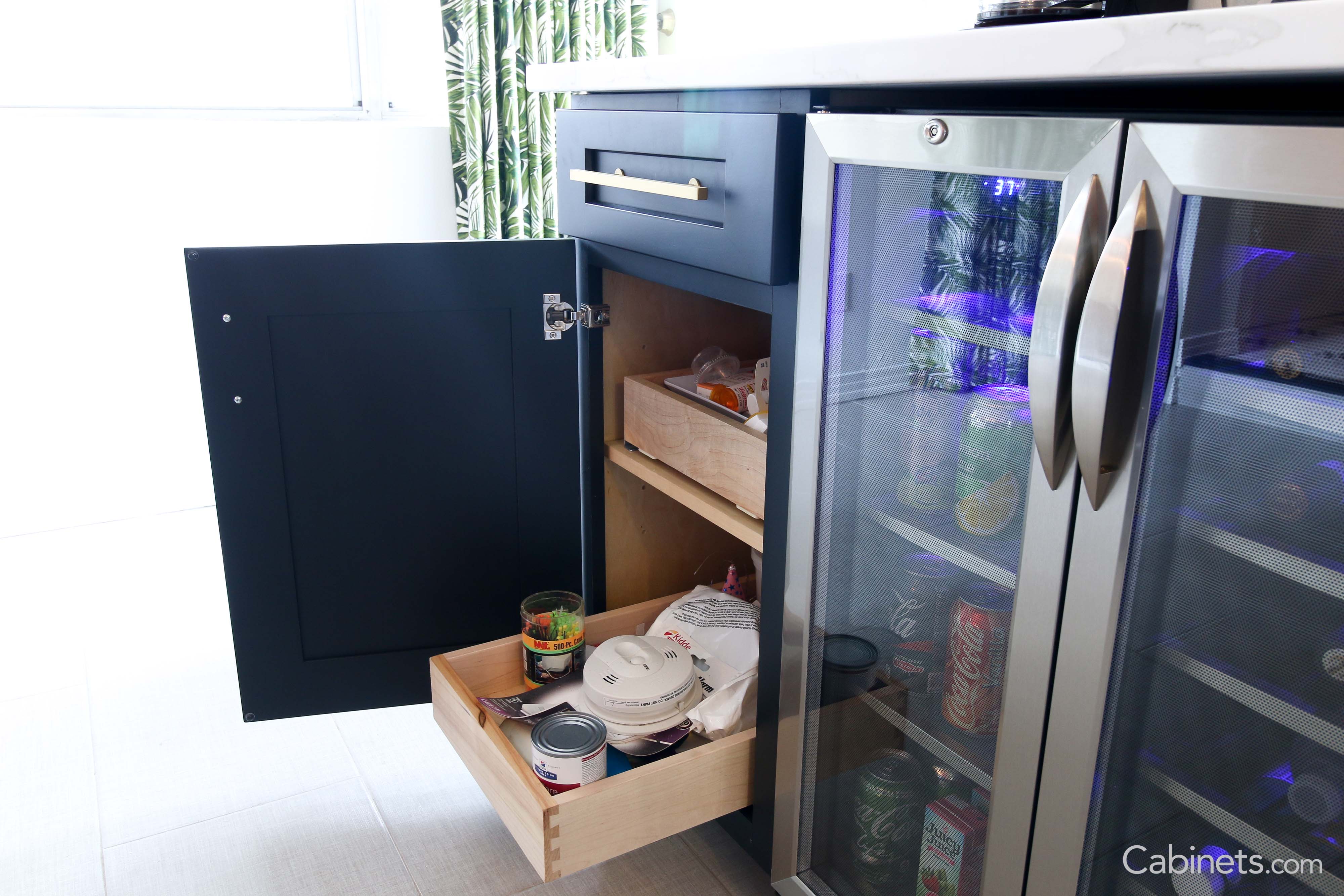 Shaker II Maple Ebony cabinets with pull-out trays