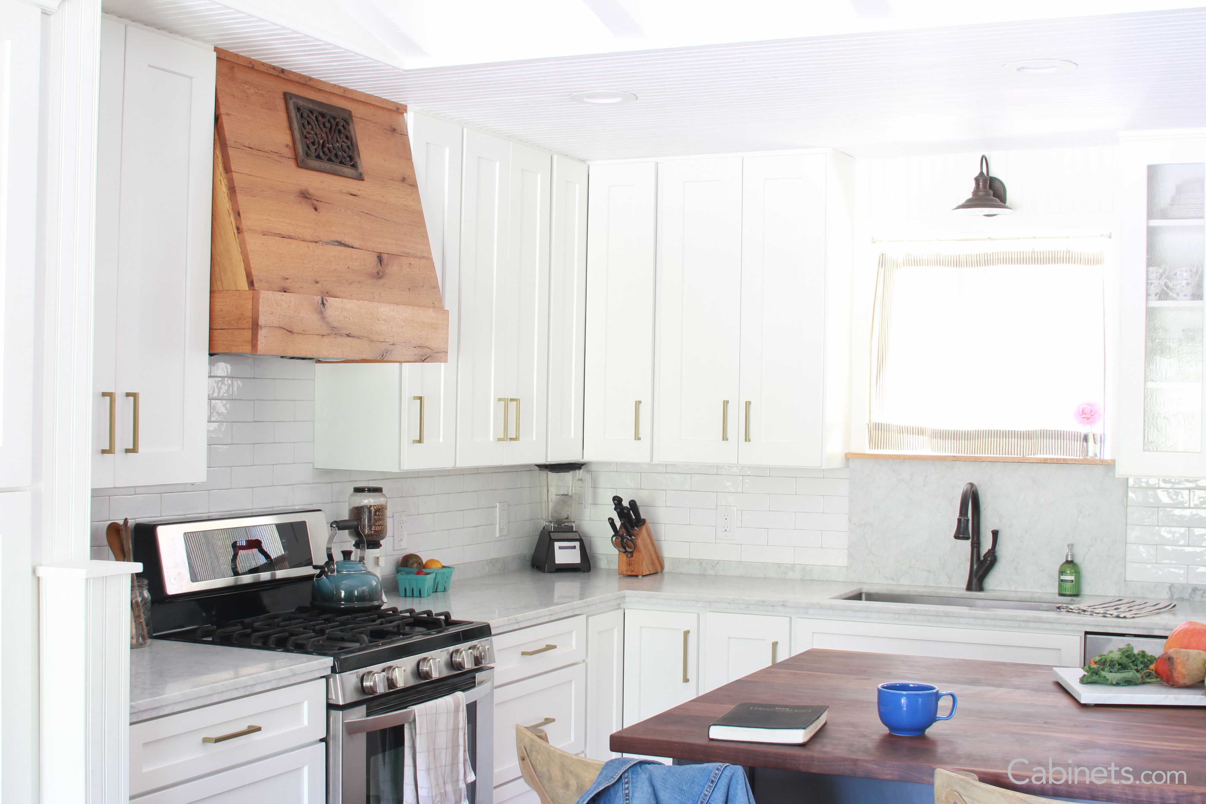 Customer kitchen with Shaker II Maple Bright White cabinetry