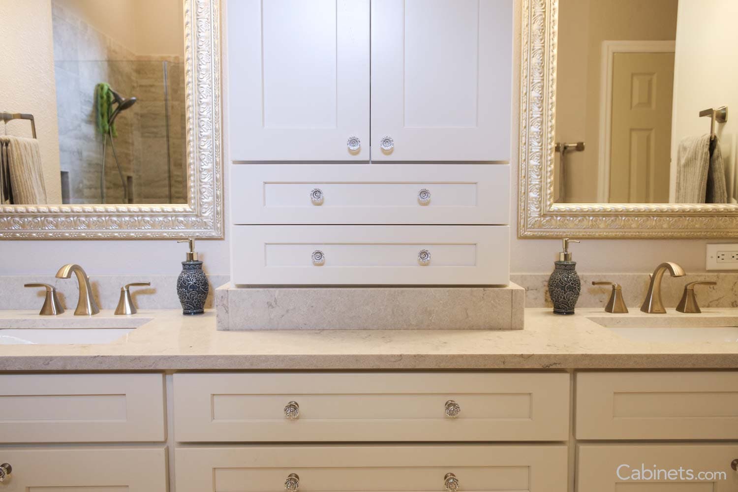 Beautiful Cabinet knobs in Shaker II Maple Antique White Cabinets