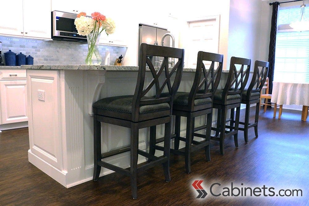 A clean slate of a kitchen with our Deerfield Jupiter Bright White cabinets is the perfect backdrop to add some warm weather accents!