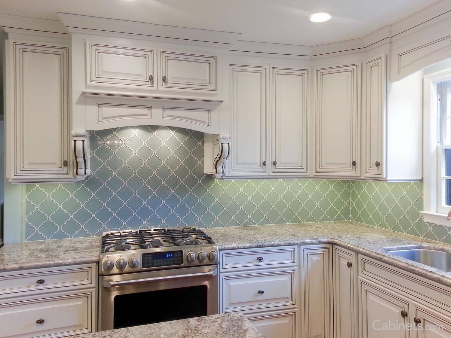 How to Pick the Right Backsplash to Complement your Kitchen Cabinets