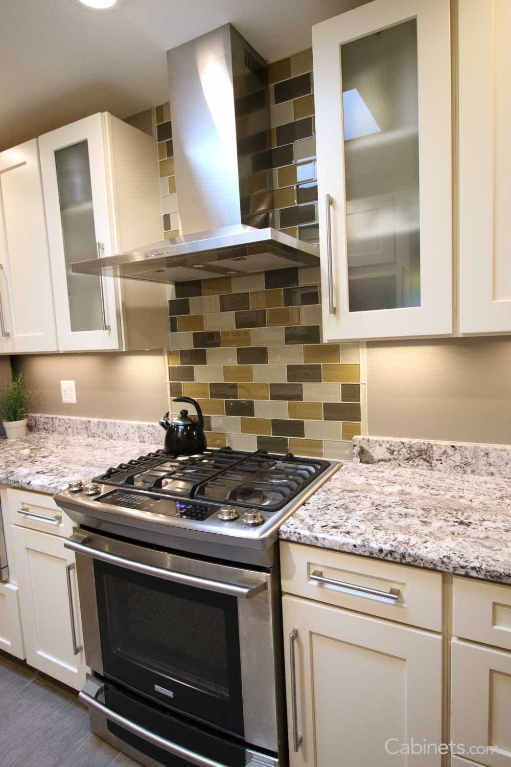 In this customer’s kitchen, they decided to use a backsplash as a feature rather than all over the kitchen. It’s a great example of how a little goes a long way and can make a big impact!